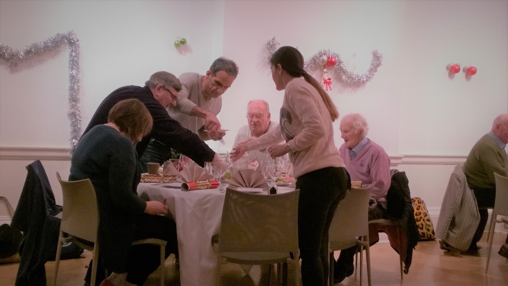 Navidad es una solidaridad que no tiene edad. En Londres los ancianos preparan la #Navidadparatodos